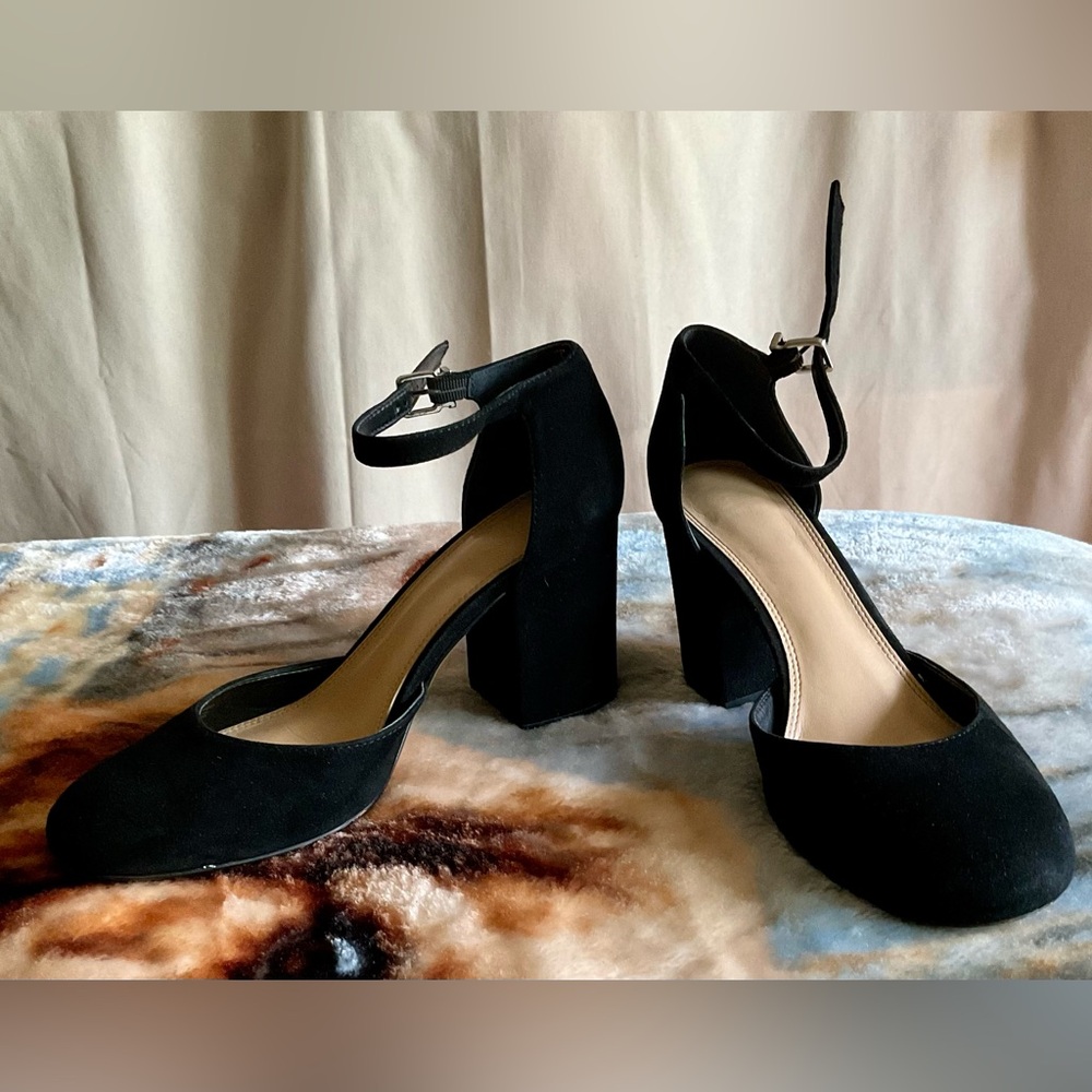Giani Bini Round Toe Thick Heels Ankle Strap Suede shoes, size 8.
